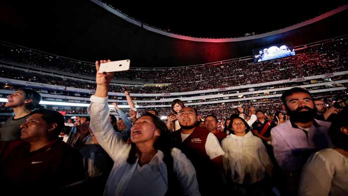 El Estadio Azteca acogió un multitudinario evento, titulado AMLOFEST.