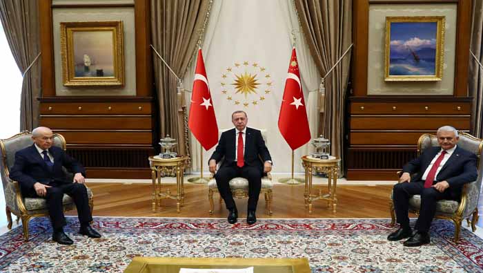 Recep Tayyip Erdogan (c) se reunió con su aliado Devlet Bahcel (i) acompañado de Binali Yildirim.