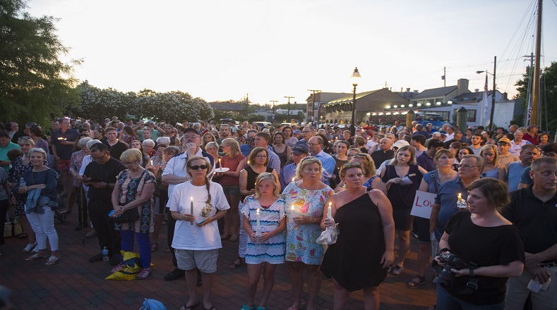 Los residentes marcharon por las calles de Annapolis, capital del estado, con velas en mano y exigiendo justicia para los fallecidos y los múltiples heridos. 