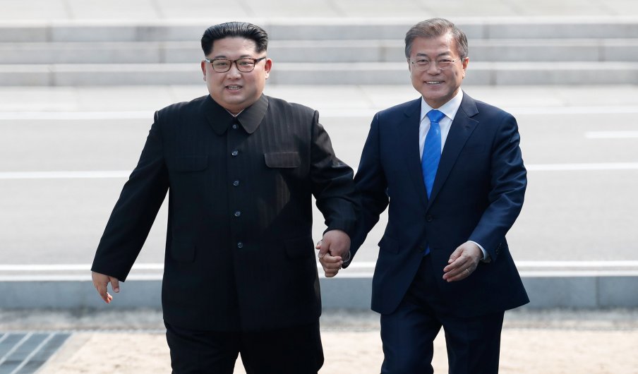 Las relaciones entre ambas naciones buscan normalizarse, tras el acercamiento entre los mandatarios Kim Jong-un (i) y Moon Jae-in (d).