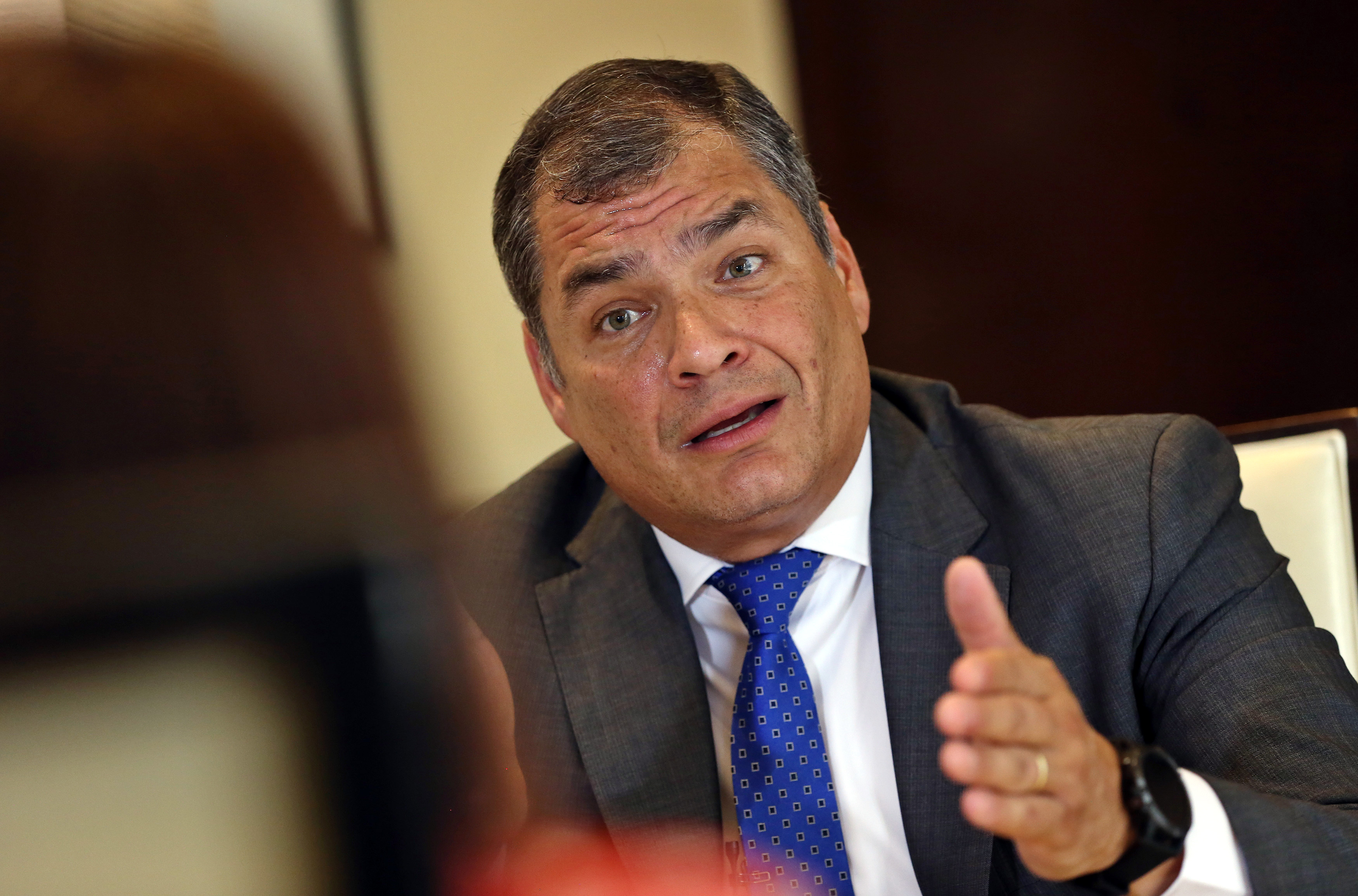 Rafael Correa se presentó ante las autoridades consulares de su país cumpliendo con las exigencias procesales.