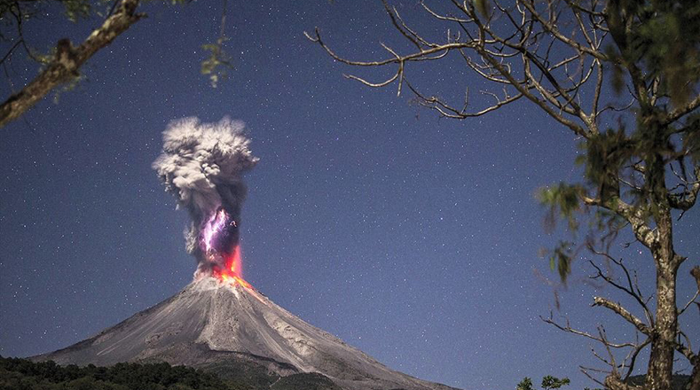 "Energía pura y fuego" forma parte de la categoría Paisaje y muestra la erupción del volcán Colima en México en medio de la noche, actividad que el autor considera "ayuda a reducir el calentamiento global".