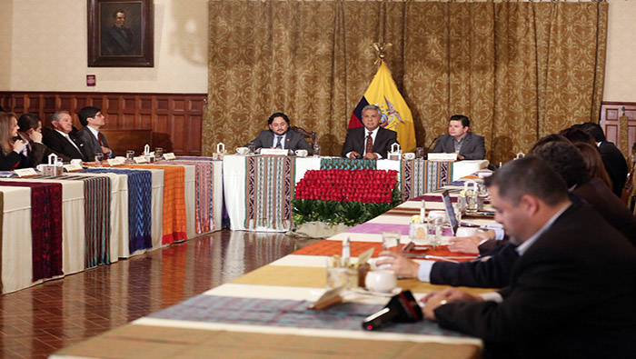 El mandatario ecuatoriano tuvo un conversatorio con representantes de medios de comunicación.
