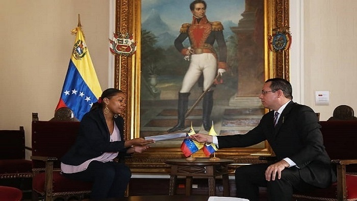 El viceministro venezolano para América Latina, Alexander Yánez, entregó la misiva a la encargada de negocios de Ecuador, Elizabeth Méndez.