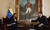 El viceministro venezolano para América Latina, Alexander Yánez, entregó la misiva a la encargada de negocios de Ecuador, Elizabeth Méndez.