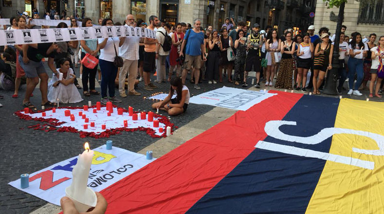En Barcelona (España), los asistentes manifestaron "que defender el ambiente no nos cueste la vida", también expresada entre los usuarios de las redes sociales, quienes respaldaron el velatón.