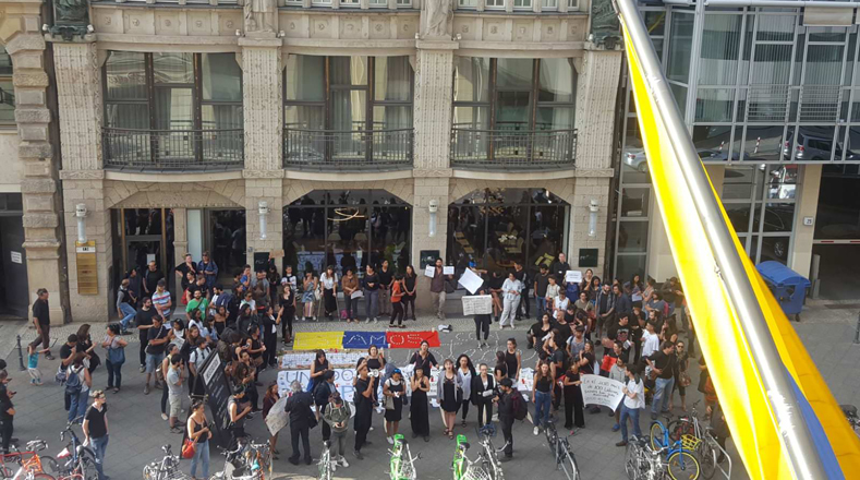 En Berlín ( Alemania), dos funcionario de la embajada de Colombia salieron a hablar con los participantes del velatón que se realizaba a la afueras del edificio y colocaron la bandera a media asta.