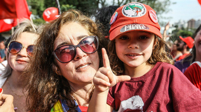 Miles de familias brasileñas y movimientos sociales se han concentrado en distintos puntos del país más grande América del Sur para pedir la pronta liberación del expresidente Lula da Silva.
