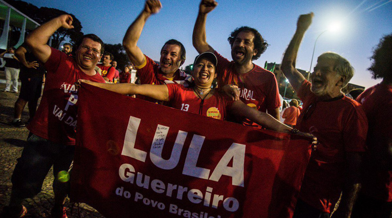 A las afueras de la cárcel de la Policía Federal de Curitiba las personas han reafirmado la vigilia a la espera de la inminente liberación de Lula. 