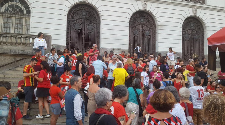 Desde la Cámara Municipal de Rio de Janeiro las personas también están en la espera de que por fin se haga justicia en Brasil.