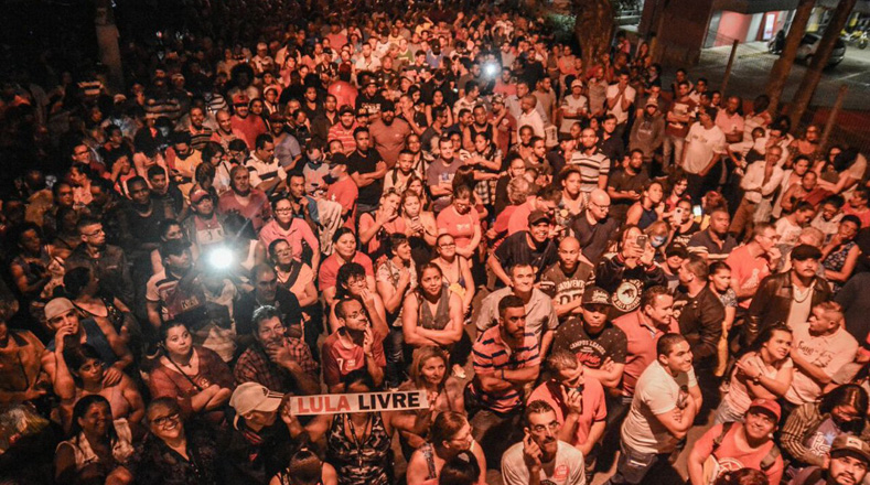 En São Bernardo do Campo miles de personas se convocaron frente al Sindicato dos Metalúrgicos do ABC para aguardar la libertad de Lula .