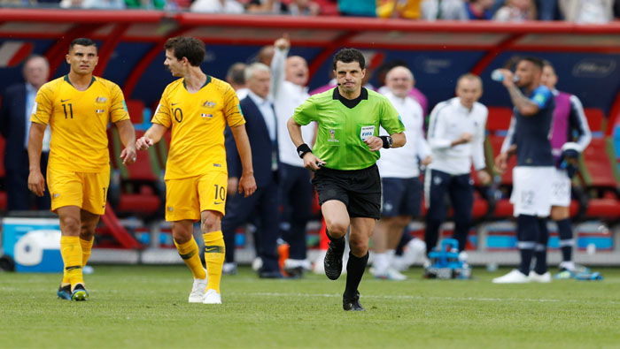 Cunha (c) ya pitó el duelo Francia-Australia de la fase de grupos del Mundial.