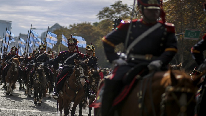 La Fuerzas Armadas de Argentina expresan su descontento por los montos fijados para los aumentos salariales decretados por el Gobierno de Macri.
