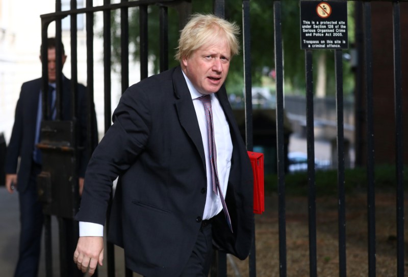 Boris Johson abandona su cargo en protesta por la política británica hacia la UE. 