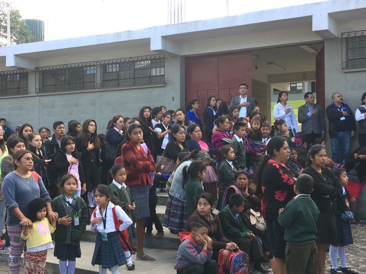 El Ministerio de Educación de Guatemala informó que los estudiantes podrán reponer las clases perdidas divididos en dos grupos, unos en jornadas matutinas y otros vespertinas.