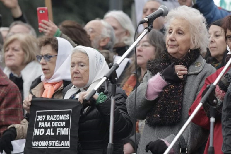 The Mothers of Plaza de Mayo participated in the protest. 