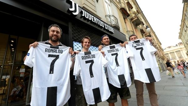 Juventus fans await for the arrival of CR7.