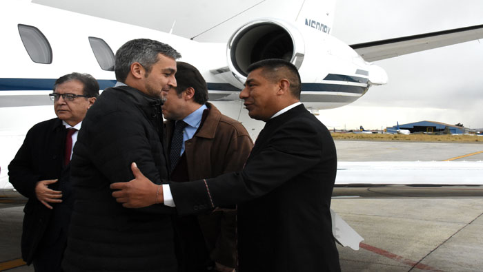 El canciller boliviano Fernando Huanacuni (d) recibió al presidente electo paraguayo, Mario Abdo Benítez, en el aeropuerto Internacional de El Alto.
