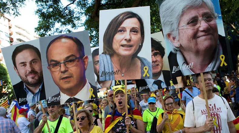 Miles de personas se movilizaron para solicitar la libertad de los presos políticos y líderes independentista de Cataluña por parte del Gobierno de España. 
