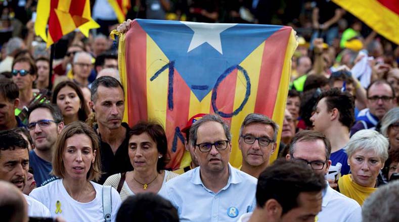 "Hemos salido hoy, saldremos mañana y lo haremos los días que haga falta hasta que sean libres y nuestro pueblo también", aseguró el presidente catalán Quim Torra.