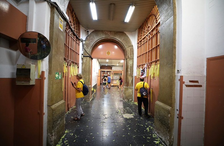 Catalan independentists browsed the former penitentiary known as 'La Model' after the protest.