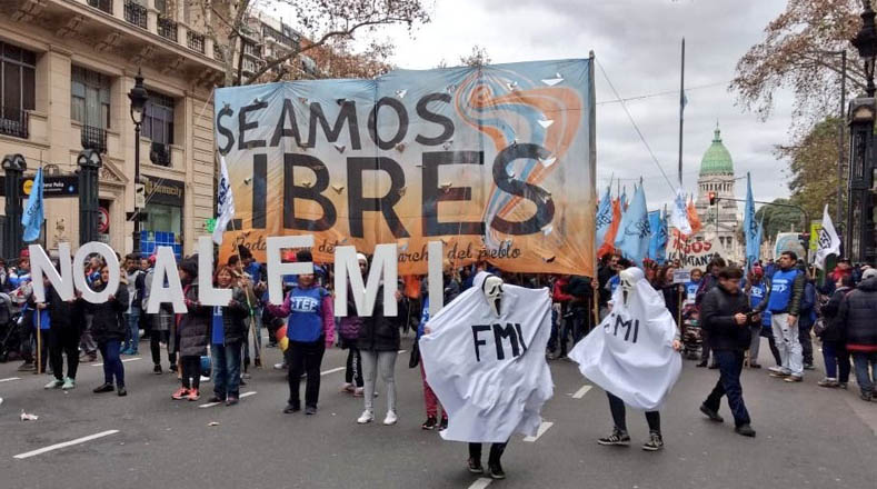 Argentinos rechazan el acuerdo del presidente Mauricio Macri ante el FMI.