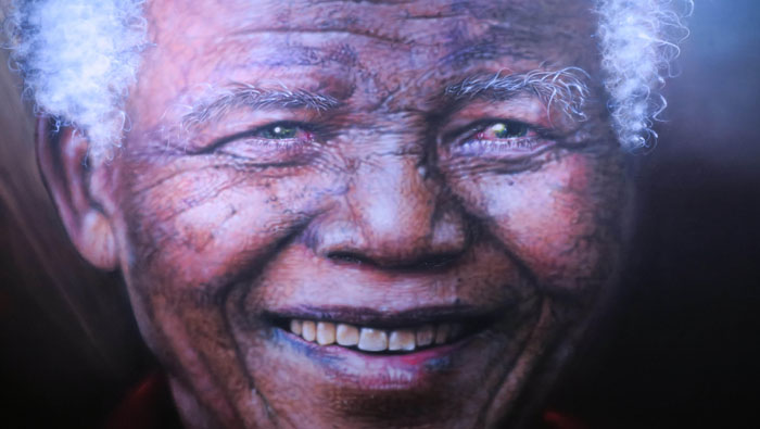 Obras en todo el mundo resaltan la sonrisa de Mandela, una sonrisa constante en búsqueda del bienestar de los pueblos.