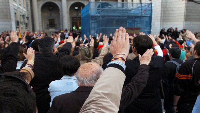 Concentración del 2005 en la plaza de San Juan de la Cruz, en Madrid, donde fue retirada la estatua ecuestre de Franco.