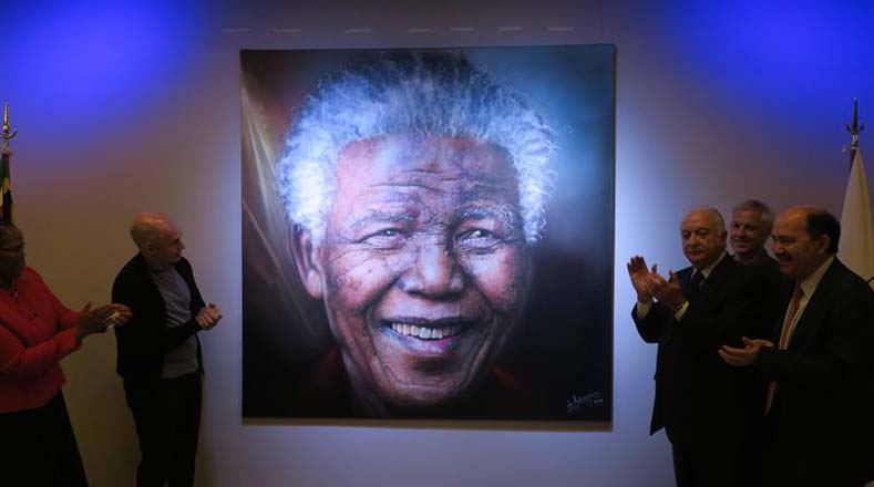 En Argentina fue inaugurada una exposición donde se presentó una obra de Mandela creada por el arte Javier de Aubeyson, quien plasmó la imagen del exmandatario con colores vivos y su característica amigable sonrisa.
