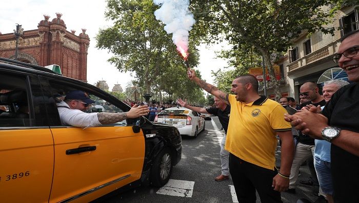 El paro se prevé que se extienda hasta el día jueves con el apoyo de taxistas de varias ciudades españolas.