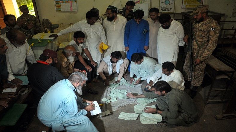  Los colegios electorales cerraron a las 18H00 (hora local) e inició el conteo de votos. Sin embargo la Comisión Electoral de Pakistán (ECP) indicó que permanecerían abiertos aquellos centros con votantes esperando.