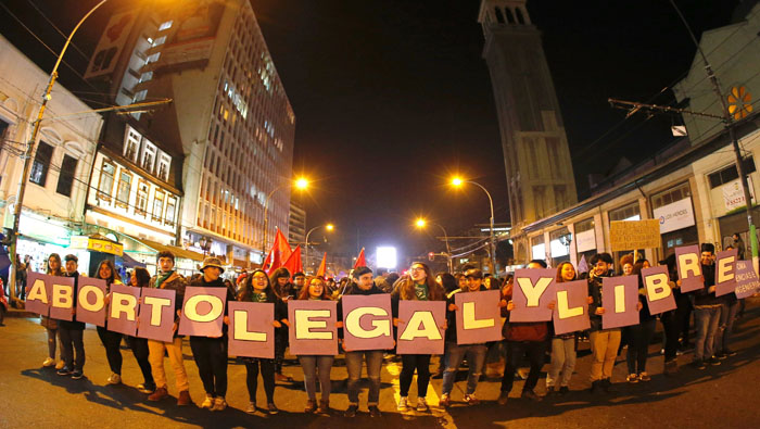 Más de 100.000 personas, en su mayoría mujeres, se reunieron en Santiago de Chile para exigir la despenalización total del aborto.