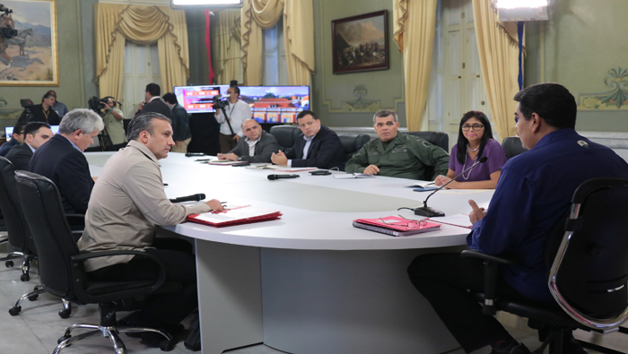 Nicolás Maduro (c) encabezó una reunión con su equipo económico en el Palacio de Miraflores.