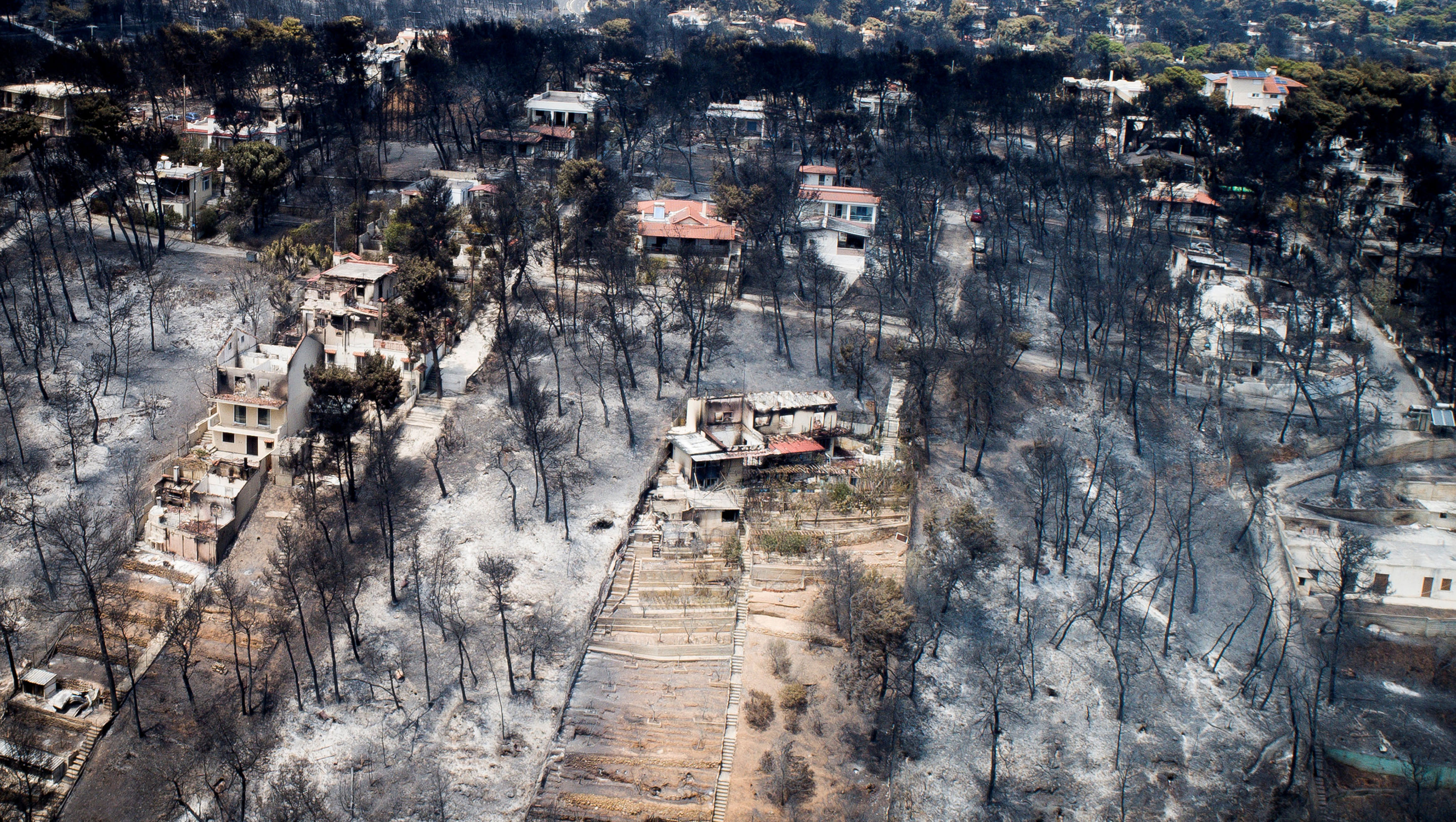 Los incendios se originaron en la localidad de Mati y Atenas y se extendieron rápidamente gracias a los fuertes vientos.