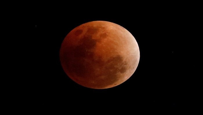 Luna roja durante un eclipse lunar desde la ciudad de Quezon, Manila, Filipinas, el 31 de enero del 2018.