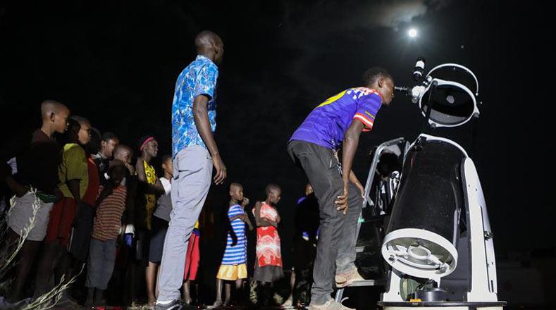Niños y jóvenes de Kenia se reunieron en la localidad de Oloika junto a un telescopio para ver en primera fila uno de los eventos astronómicos más esperados de este año.