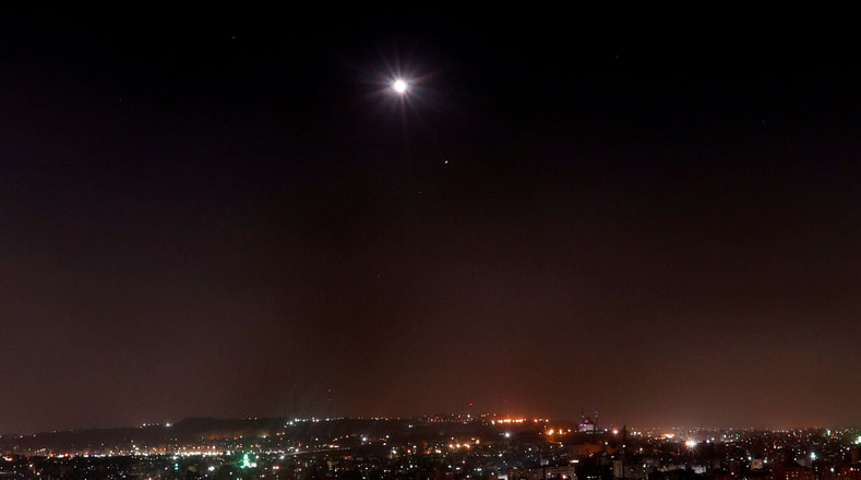 Desde El Cairo, capital de Egipto, se vio la luna en su máxima posición sobre la atmósfera de la Tierra que, según los especialistas es una especie de lente que desvía la luz solar., 
