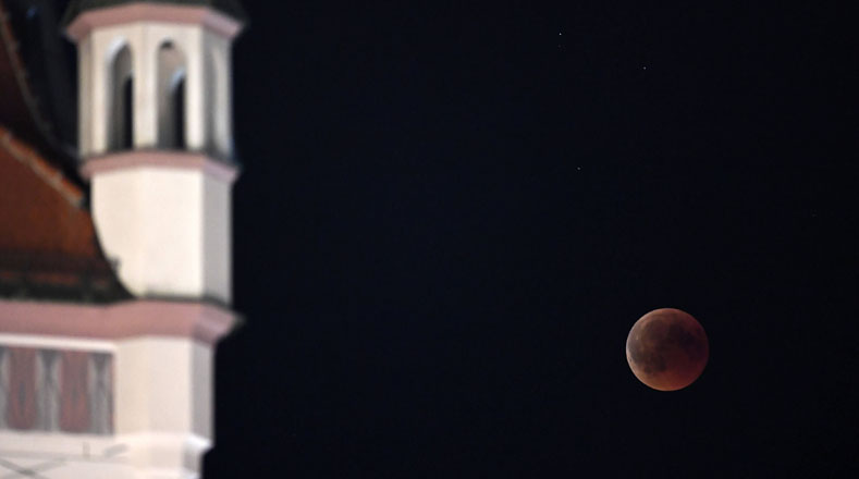 Tras dos años sin eclipses lunares, los alemanes fueron testigos de este fenómeno astronómico que, según especialistas, se repetirá en enero de 2019.