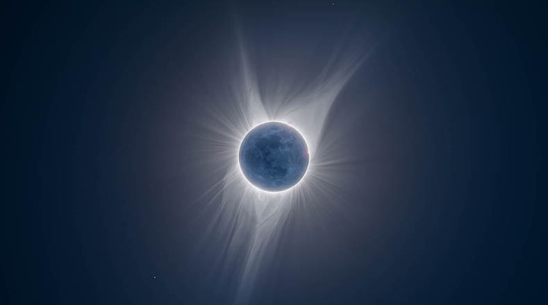 "La Tierra brilla" de Peter Ward retrata el brillo de la corona solar ocultando detalles de la Luna a los ojos humanos durante un eclipse solar total. La imagen se logró al superponer múltiples exposiciones digitales, en este caso, de dos segundo a 1/2000 de segundos. 