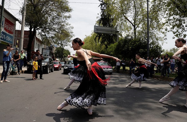 Members of the Ardentia dance company surprised drivers and pedestrians in Mexico City on July 28. 