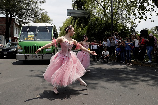 The dancers will perform at La Bombilla Park, Tláhuac Avenue, Tezozómoc Avenue, Mexico Avenue and Marina Nacional,.
