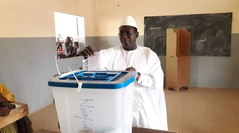 El principal rival del actual mandatario maliense es Soumaila Cisse, quien también votó y se encuentra entre los favoritos.