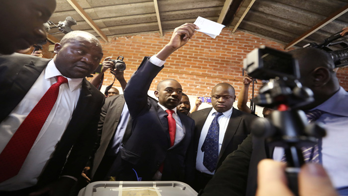 Nelson Chamisa (c) mientras ejercía su voto el lunes en la capital Harare.