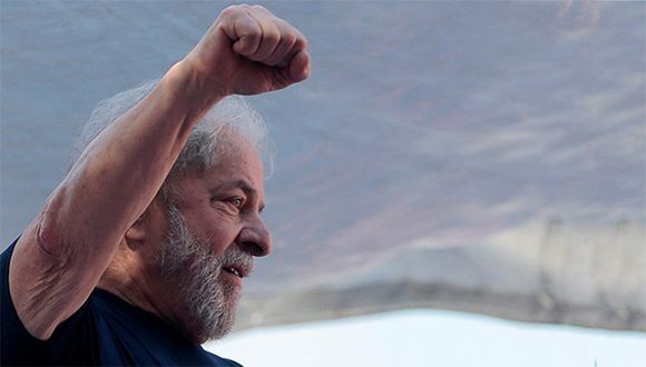 Pese a estar detenido Lula no ha dejado de ser favorito para las elecciones presidenciales de octubre.