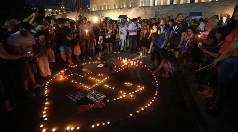Los asistentes al homenaje formaron un gran corazón con las velas mientras compartían el sentimiento de tristeza por una de las peores tragedias registradas en el país europeo.