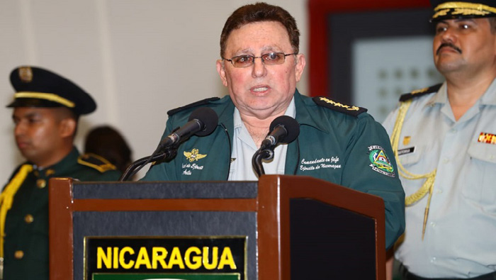 El jefe del Ejército, general Julio César Avilés, apuntó que la institución no es deliberante, dado que es apolítica por mandato constitucional.