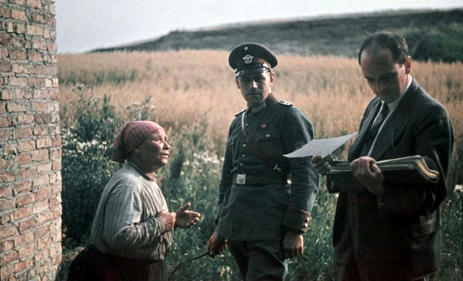 Romani woman with German police officer and Nazi psychologist Dr. Robert Ritter. December 31, 1935