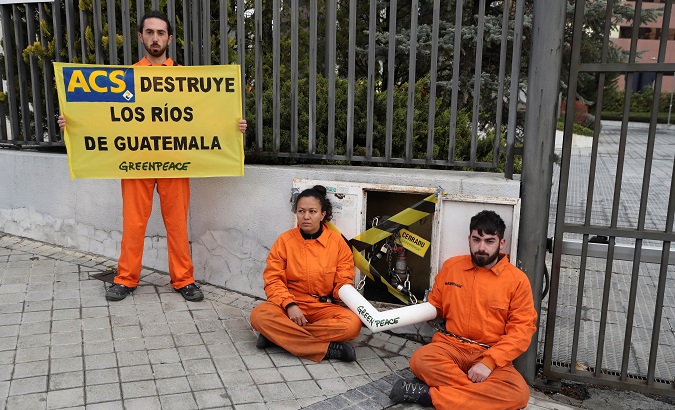 Members of Greenpeace in Spain cut the water supply of ACS, responsible for the Renace projects in Guatemala, April 2018.
