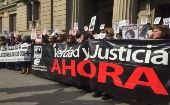 Familiares de las víctimas y activistas de los derechos humanos rechazaron la excarcelación de militares implicados en los asesinatos de la dictadura chilena.  