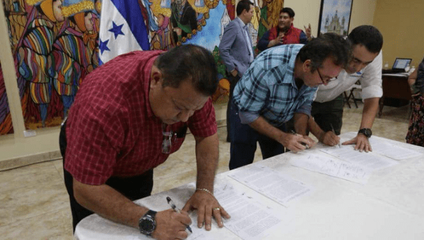 Transporation leaders sign accord with the government to increase tax, van and bus fares across Honduras. July 31, 2018.
